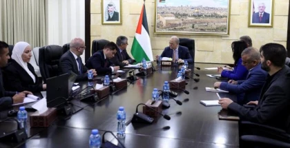 رئيس الوزراء يبحث مع فريق وزارة الأشغال خطة إعادة إعمار غزة