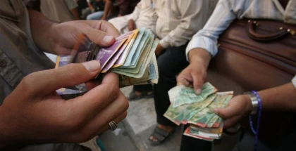 مكاتب الصرافة فوضى العمل وقانونية تدخل الاقتصاد بغزة للتنظيم